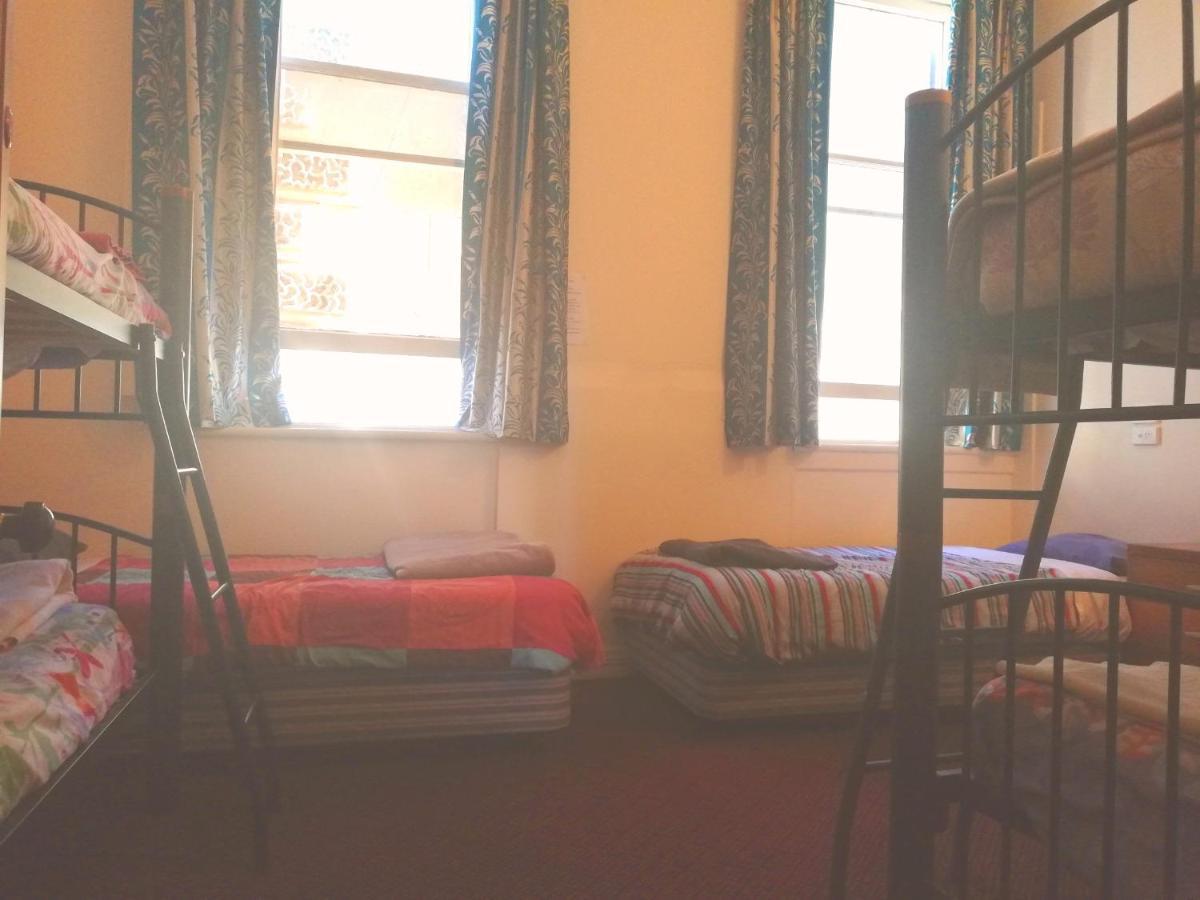 Empire Hotel Backpackers Оамару Экстерьер фото