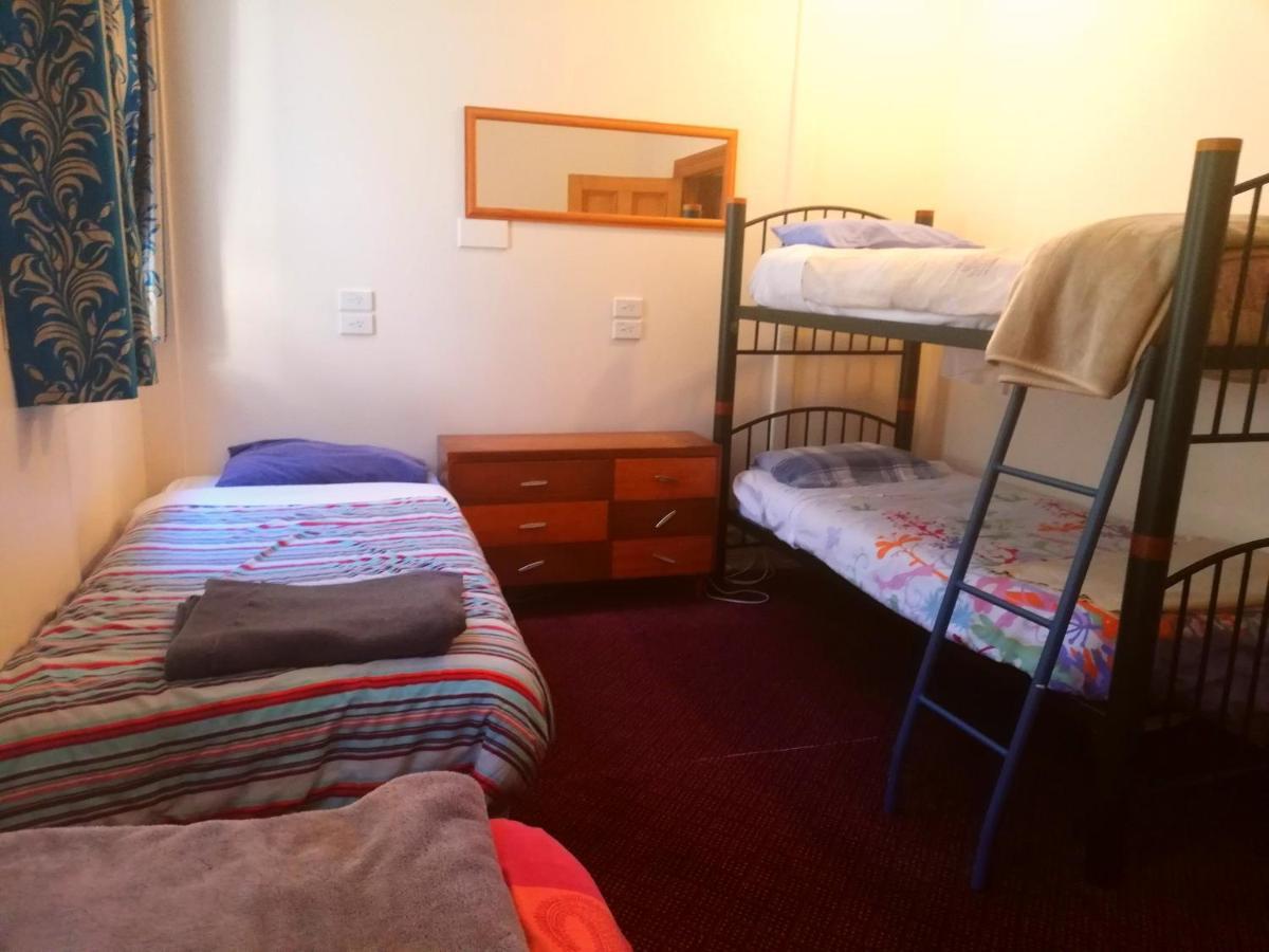 Empire Hotel Backpackers Оамару Экстерьер фото