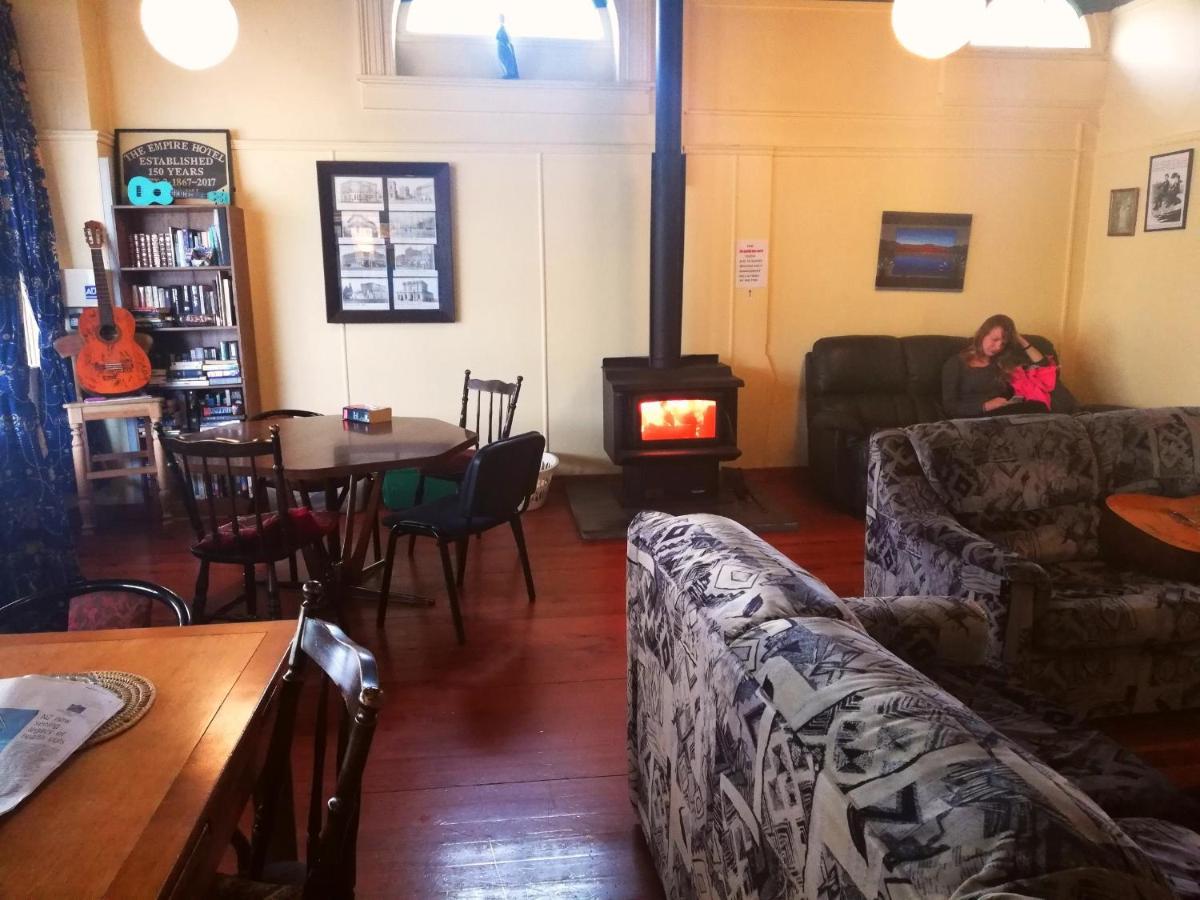 Empire Hotel Backpackers Оамару Экстерьер фото