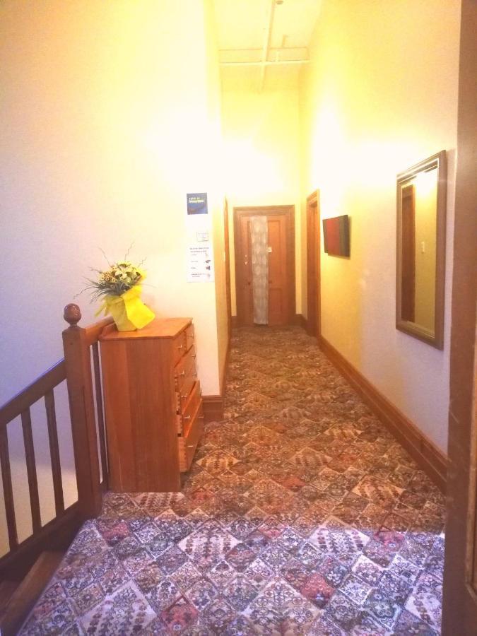 Empire Hotel Backpackers Оамару Экстерьер фото