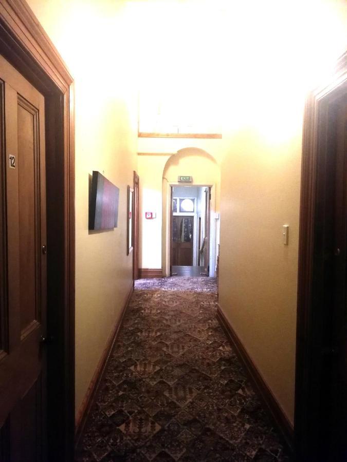 Empire Hotel Backpackers Оамару Экстерьер фото